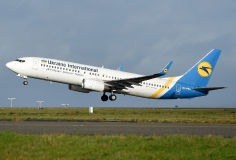 Літак Boeing 737 взлітає - зображення