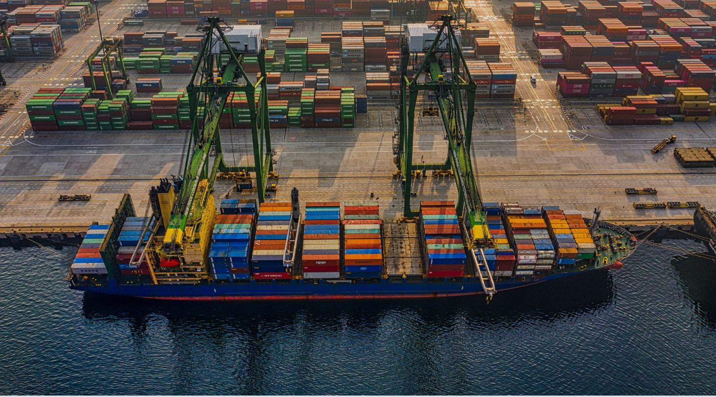 морской порт для грузовых перевозок - фото